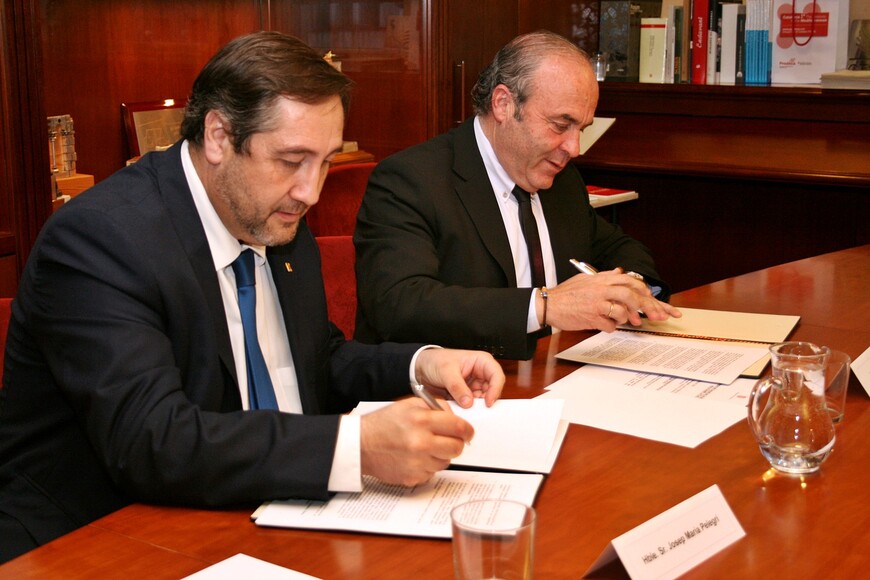El conseller d'Agricultura, Josep M. Pelegrí i el president de la Federació, Ramon Sarroca signen el conveni