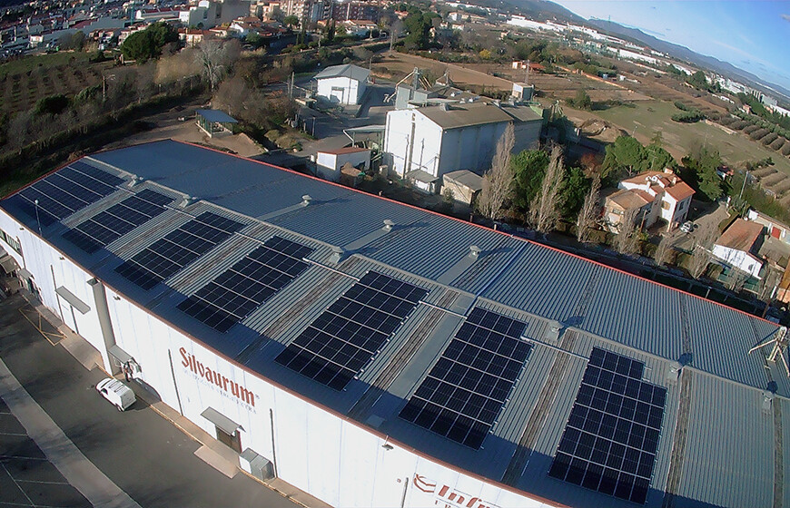Panells solars a la teulada de la planta productora de l'Avellanera a la Selva del Camp