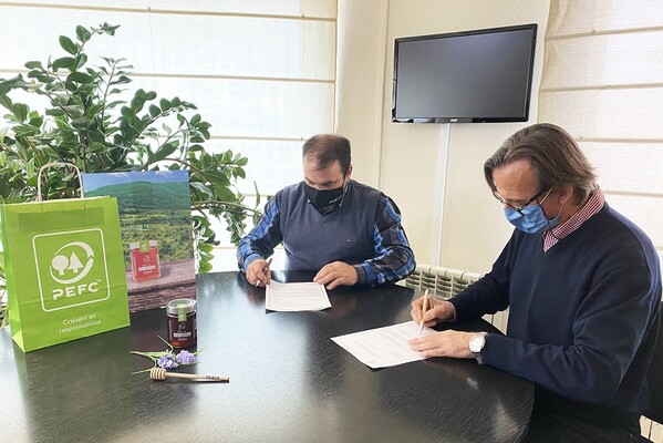 Signatura del conveni per a la llicència d’us del logotip PEFC, dels presidents de PEFC Catalunya i Mel Muria