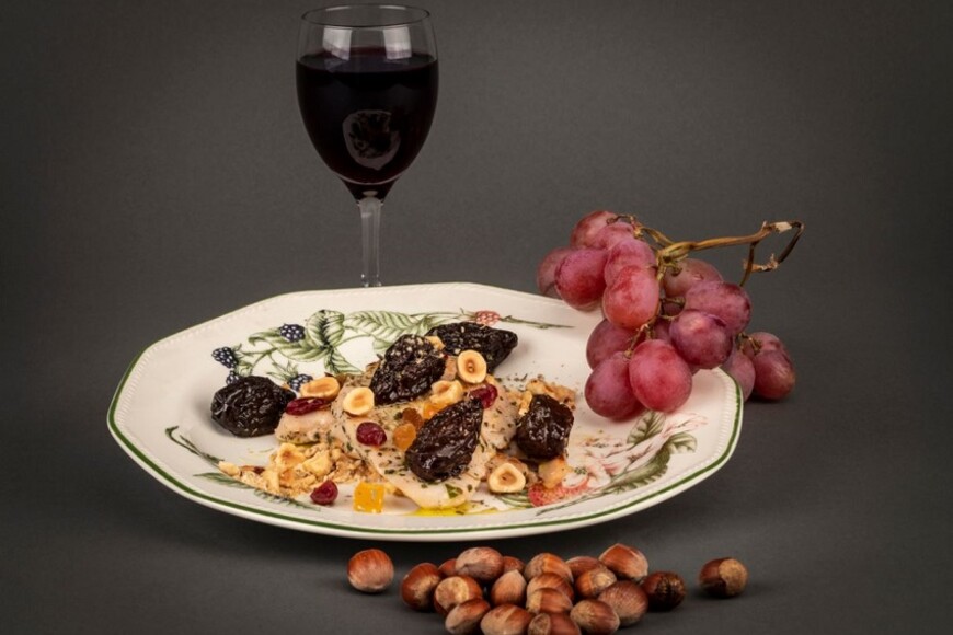 Gall d’indi al vi negre amb panses, prunes i avellanes