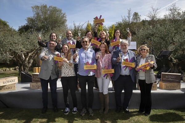 Fotografia de família amb Josep Blanch, president de la Cooperativa Empordàlia, i la resta de guanyadors dels Premis Vinari d'Enoturisme 2023